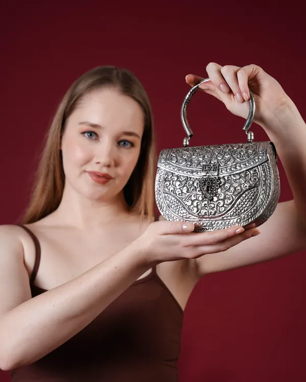 Noor_Royal_Silver_Minaudière